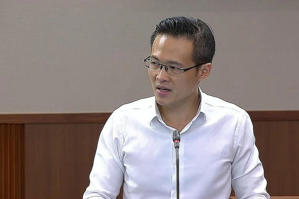 Encik Desmond Choo.