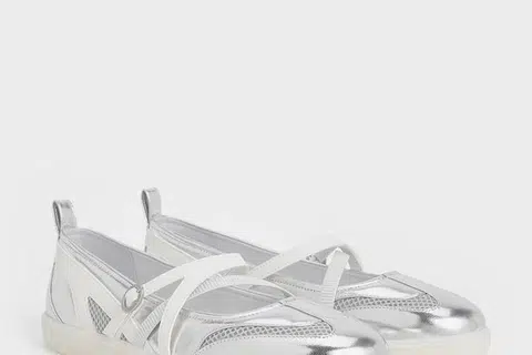 Kasut ‘Metallic Mesh Two-Tone Ballet Sneakers’ ($75.90) daripada Charles & Keith menampilkan rekaan Mary Jane yang diperbaharui untuk gaya kontemporari. Gabungan fabrik jaring dan kemasan berkilat menjadikannya pilihan moden yang kian popular.