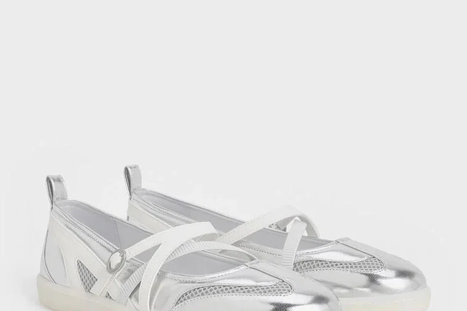 Kasut ‘Metallic Mesh Two-Tone Ballet Sneakers’ ($75.90) daripada Charles & Keith menampilkan rekaan Mary Jane yang diperbaharui untuk gaya kontemporari. Gabungan fabrik jaring dan kemasan berkilat menjadikannya pilihan moden yang kian popular.