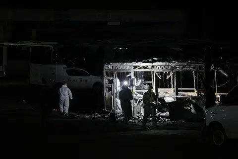 Pasukan keselamatan dan unit pemusnah bom Israel dikerahkan ke lokasi letupan bas di Bat Yam. Polis Israel memaklumkan bahawa bom di tiga bas meletup di bandar pusat Bat Yam, Tel Aviv, Israel.