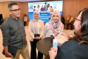 Editor Berita Harian (BH), Encik Nazry Mokhtar (kiri), dan Editor Audiens dan Perkembangan BH, Cik Norhaiza Hashim (dua dari kiri), meluangkan masa bersama tetamu dan pengiklan semasa sesi bersama pengiklan, yang bertujuan berkongsi kemas kini mengenai perjalanan transformasi BH sejak 2023. Perjalanan itu memuncak dengan pelancaran rasmi BH kompak pada 24 Mac 2026.