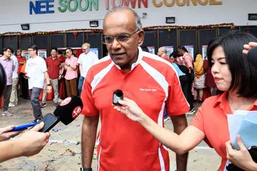 Menteri Ehwal Dalam Negeri merangkap Undang-Undang, Encik K Shanmugam, membela dan menekankan tindakan pantas pemerintah dalam menangani kes pekerja pembersihan migran di GRC Nee Soon, yang didesak menyogok bekas pengurus mereka.