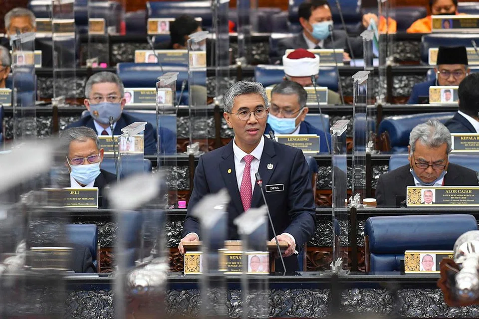 KEMELUT BELANJAWAN: Menteri Kewangan Malaysia Tengku Zafrul (depan) semasa sidang Parlimen pada 26 November lalu. - Foto EPA-EFE