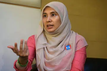 MENANG PERMATANG PAUH: Cik Nurul Izzah, Naib Presiden Parti Keadilan Rakyat (PKR) berjaya memenangi kawasan Parlimen Permatang Pauh walaupun baru berpindah ke kawasan Parlimen itu. Beliau menggantikan tempat ibunya di Permatang Pauh. - Foto BH oleh KUA CHEE SIONG