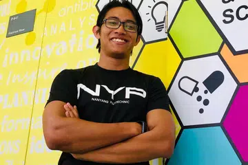 MATANG JIWA DAN MINDA: Sebagai pelajar matang, penerima Anugerah Lee Kuan Yew di Politeknik Nanyang (NYP), Encik Shahreyll Khairoullah, tidak sia-siakan masanya bagi mendalami ilmu memproses ubat-ubatan, sesuatu yang terinspirasi daripada melihat penderitaan arwah neneknya yang menghidap kencing manis. - Foto BH oleh HARYANI ISMAIL