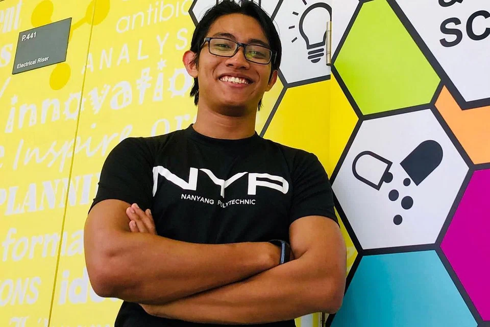MATANG JIWA DAN MINDA: Sebagai pelajar matang, penerima Anugerah Lee Kuan Yew di Politeknik Nanyang (NYP), Encik Shahreyll Khairoullah, tidak sia-siakan masanya bagi mendalami ilmu memproses ubat-ubatan, sesuatu yang terinspirasi daripada melihat penderitaan arwah neneknya yang menghidap kencing manis. - Foto BH oleh HARYANI ISMAIL