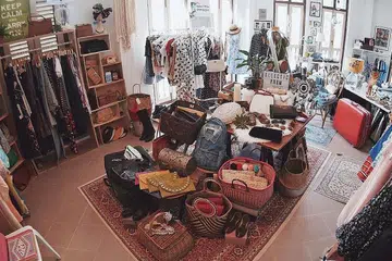 RUANG KEDAI RUNCIT KREATIF: Selain menjual pakaian barangan yang unik (gambar atas), kedai Eclectic Room juga berfungsi sebagai tempat persembahan muzik dan mengadakan pelbagai bengkel dan acara deklamasi puisi secara bulanan. - Foto ihsan RYANA YUSOFF
