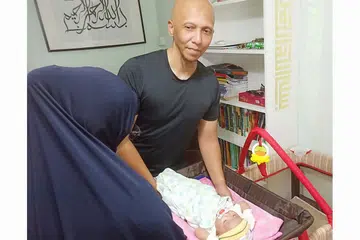 DULU PENAGIH DEGIL, KINI PIKUL AMANAH BESAR: Encik Basir bersyukur kerana isterinya, Cik Tijah, yang baru melahirkan cahaya mata pertama mereka, memberi sokongan di sebalik rekod lampaunya. - Foto BM oleh SAINI SALLEH