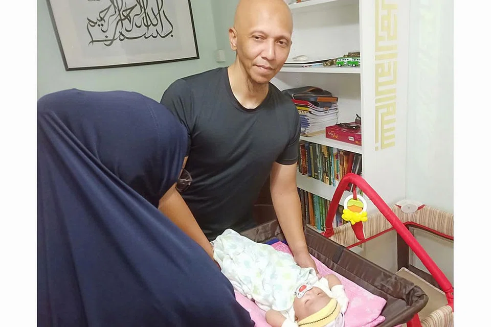 DULU PENAGIH DEGIL, KINI PIKUL AMANAH BESAR: Encik Basir bersyukur kerana isterinya, Cik Tijah, yang baru melahirkan cahaya mata pertama mereka, memberi sokongan di sebalik rekod lampaunya. - Foto BM oleh SAINI SALLEH