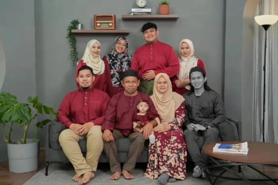GAMBAR KENANGAN: Muhamad Hafiz (depan, kanan) bergambar bersama keluarganya termasuk Cik Norhikmah (berdiri, kanan).