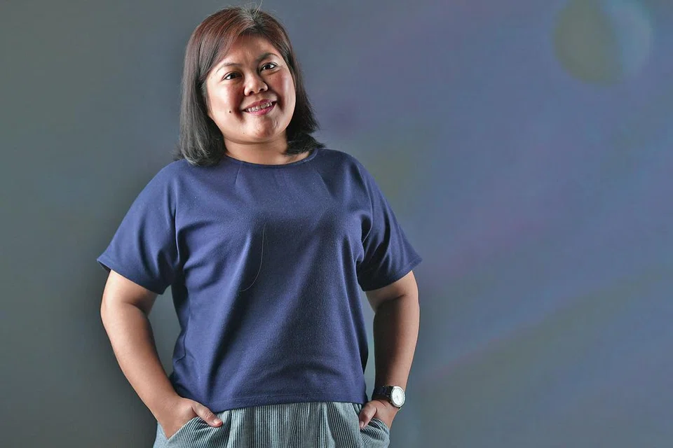 BAKAT DIHARGAI: Kecemerlangan Dalifah Shahril menggalas watak berat dalam pementasan teater 'Hayat Hayatie' diiktiraf dengan anugerah Pelakon Wanita Terbaik oleh Anugerah Teater Life anjuran akhbar 'The Straits Times'. - Foto BH oleh DESMOND WEE