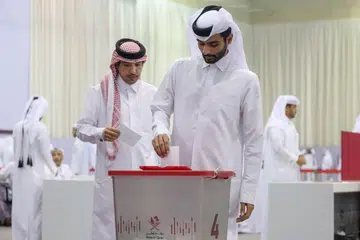 Para penduduk Qatar membuang undi di pusat mengundi di Doha dalam referendum bagi meminda perlembagaan, termasuk membatalkan pilihan raya majlis perundangan, pada 5 November.