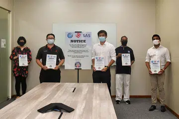 PELEKAT BARU: (Dari kiri) Cik June Ang, Pengarah Operasi Portfolio dan Runcit Mercatus Co-operative Limited, Encik Raymond Chin, Setiausaha Agung USE, Menteri Negara (Ehwal Dalam Negeri merangkap Kemampanan dan Sekitaran), Encik Desmond Tan, Encik John Vijayan Vasavan, Presiden ACSA, dan Encik Raj Joshua Thomas, Presiden SAS sewaktu acara bentang pelekat baru di AMK Hub semalam. - Foto BH oleh LIM YAOHUI