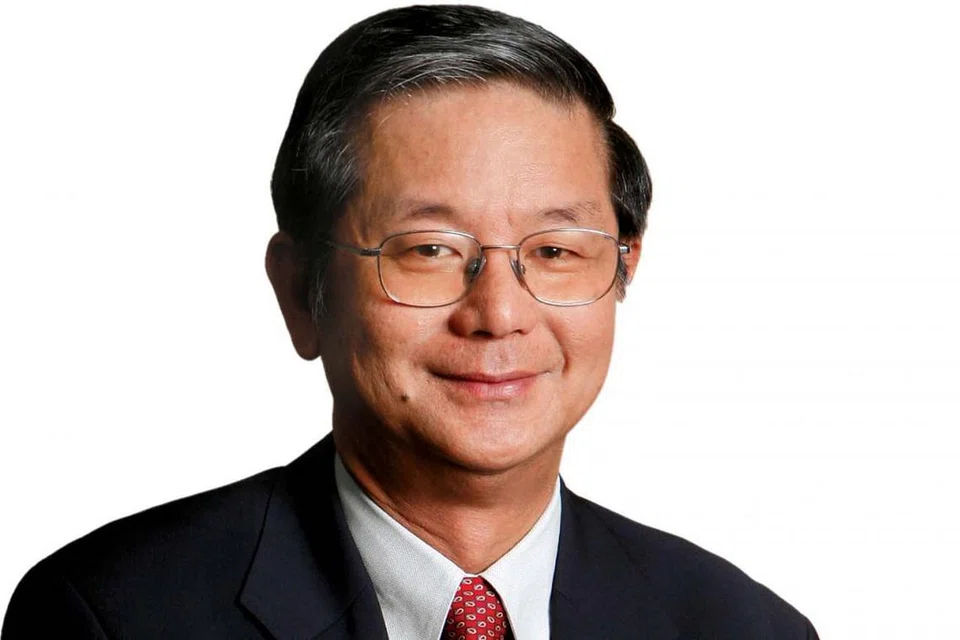 ENCIK KHOO TENG CHYE: Menerima Pingat Jasa Gemilang. - Foto fail 