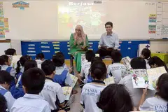 BENTANG KEMAJUAN: Dr Faishal berkata dengan kadar kelulusan lebih tinggi, pelajar Melayu mempunyai lebih banyak pilihan apabila meneruskan pengajian ke peringkat posmenengah termasuk pelbagai peluang meningkatkan pendidikan dan mendapat pekerjaan yang lebih baik. - Foto fail