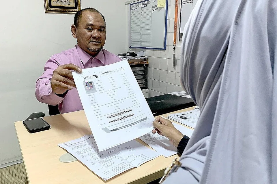 MOHON MAAF: Pengurus operasi KhalifahSg Travel, Encik Rasman Saridin, mengaku bertanggungjawab atas kejadian sekumpulan 41 jemaah umrah yang tidak dapat berangkat pada Khamis minggu lalu. - Foto BH oleh FAKHRURADZI ISMAIL