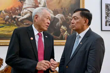 Dr Ng Eng Hen (kiri) dan rakan sejawatan dari Indonesia, Leftenan-Jeneral (Bersara) Sjafrie Sjamsoeddin, bertemu di Istana Merdeka, Jakarta, pada 6 November