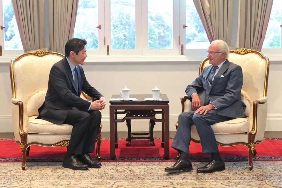 Perdana Menteri, Encik Lawrence Wong (kiri), dan Raja Carl XVI Gustaf dari Sweden akur mengenai kerjasama yang kukuh antara Singapura dengan Sweden, baik secara dua hala mahupun di peringkat antarabangsa semasa pertemuan mereka pada 21 November.