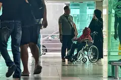 Tawar-menawar antara pengendali ‘Pak Wanca’ dengan wanita berkerusi roda di JB Sentral dengan menawarkan tambang $25 seorang untuk dihantar terus ke rumah di Singapura.
