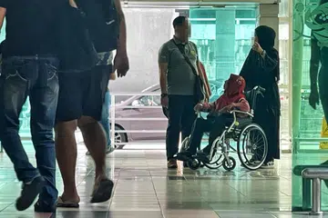 Tawar-menawar antara pengendali ‘Pak Wanca’ dengan wanita berkerusi roda di JB Sentral dengan menawarkan tambang $25 seorang untuk dihantar terus ke rumah di Singapura.