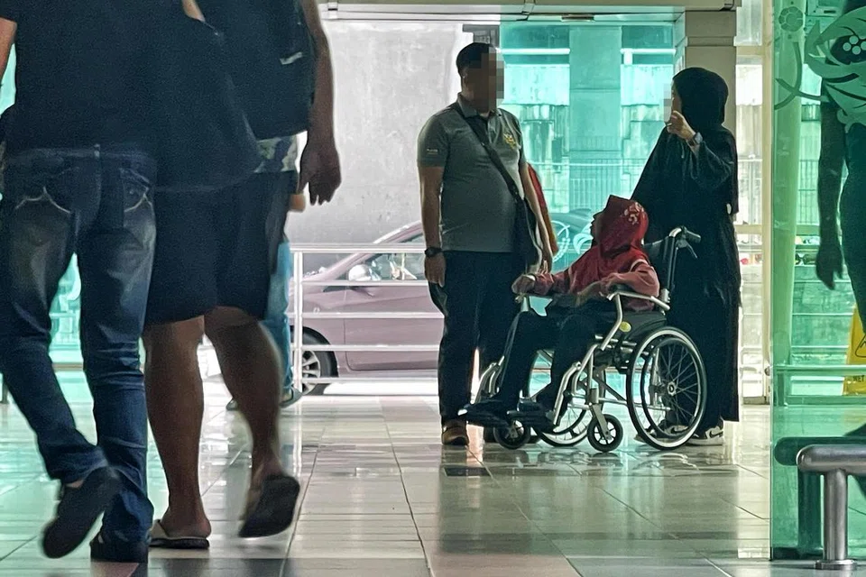 Tawar-menawar antara pengendali ‘Pak Wanca’ dengan wanita berkerusi roda di JB Sentral dengan menawarkan tambang $25 seorang untuk dihantar terus ke rumah di Singapura.