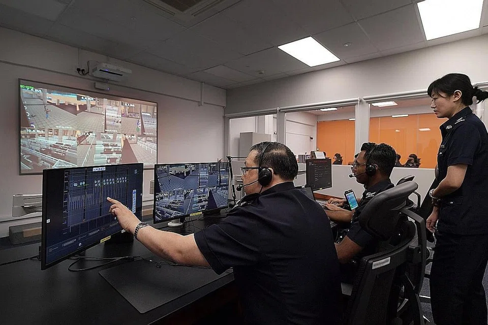 MANFAAT TEKNOLOGI: Akademi Home Team (HTA) manfaat teknologi untuk melatih para pegawai di Penjara Singapura (SPS) dan Penguasa Imigresen dan Pusat Pemeriksaan (ICA). - Foto BH oleh ALPHONSUS CHERN