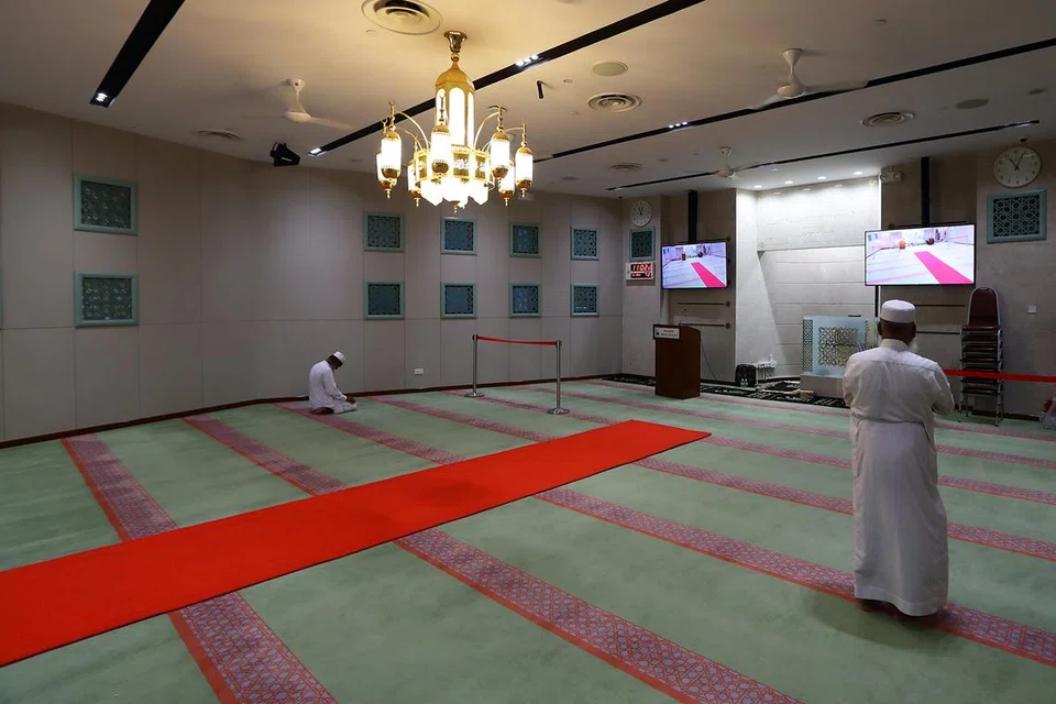 Ruang solat Masjid Bencoolen diperluas agar dapat menampung jumlah jemaah yang semakin bertambah. Ruang sembahyang di aras tiga boleh memuatkan hingga 1,000 jemaah, di samping sebuah ruang solat khusus untuk Muslimah.