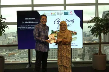 USAHA MURNI KEKAL WARISAN: Cik Dewani Abbas bersama Menteri Kedua Ehwal Luar merangkap Menteri di Pejabat Perdana Menteri, Dr Mohamad Maliki Osman, semasa pelancaran siri buku ‘Cerita@Geylang Serai’.