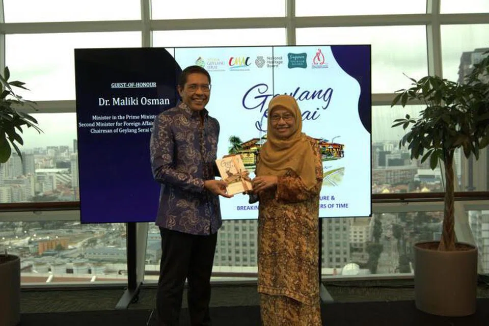 USAHA MURNI KEKAL WARISAN: Cik Dewani Abbas bersama Menteri Kedua Ehwal Luar merangkap Menteri di Pejabat Perdana Menteri, Dr Mohamad Maliki Osman, semasa pelancaran siri buku ‘Cerita@Geylang Serai’.