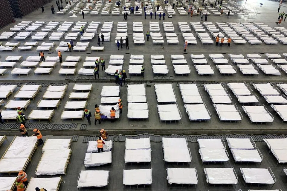 KATIL TAMBAHAN: Pekerja menyusun katil di hospital mudah alih dengan 2,000 katil yang dibangunkan di sebuah pusat pameran di Wuhan. 