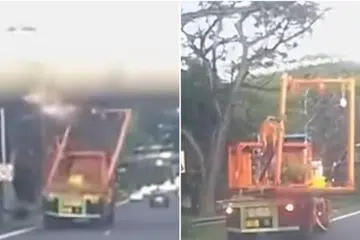 Muatan treler itu terlanggar bahagian bawah jejambat PIE, menyebabkan sebahagiannya terlepas dari kenderaan.