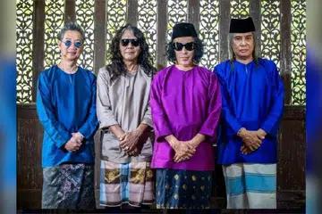 Search yang dianggotai (dari kiri) Hillary Ang, Man Kidal, Datuk Amy dan Nasir Daud akhirnya memiliki lagu Hari Raya sendiri, ‘Sujud Aidilfitri’, yang penuh dengan pesanan untuk bermuhasabah dan mengenang kekhilafan diri.