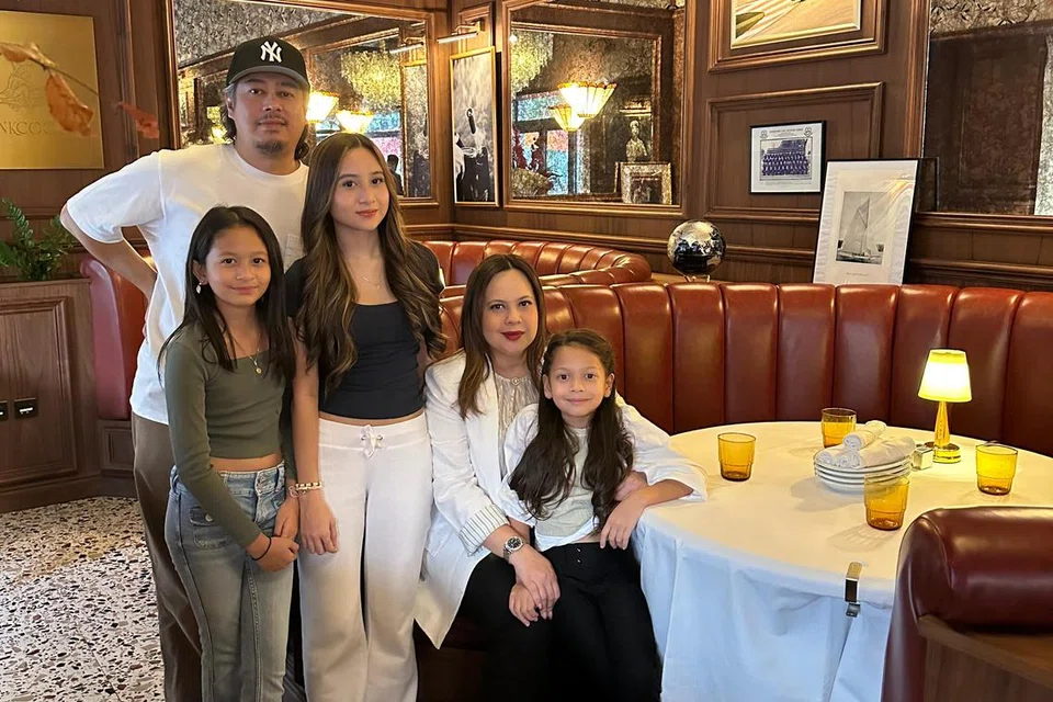 Cef Akmal Anuar tinggal di Dubai bersama isteri, Cik Inez Tantyanna, dan tiga anaknya, (dari kiri) Athea Zahaira,10 tahun; Sophia Zahra,15 tahun; dan Mahia Zafirah, lapan tahun.