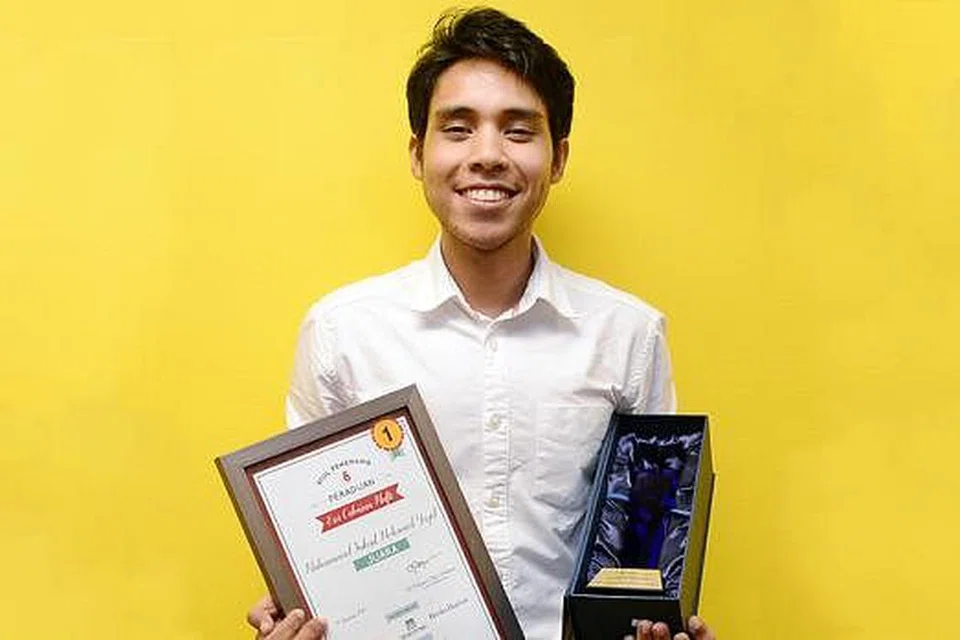 DAPAT TEMPAT PERTAMA: Encik Muhammad Suhail tertarik dengan topik yang menyentuh tentang kesejahteraan siber dan lantas mengambil keputusan menyertai peraduan. - Foto JOHARI RAHMAT