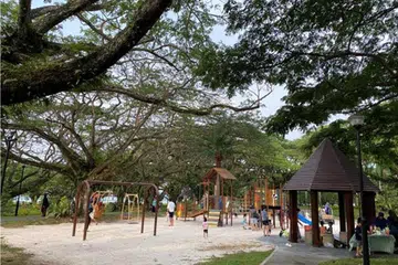 KEMUDAHAN DIPERTINGKAT: Astaka serta kemudahan tandas di Taman dan Pantai Pasir Ris akan siap diperbaharui menjelang 2024. 