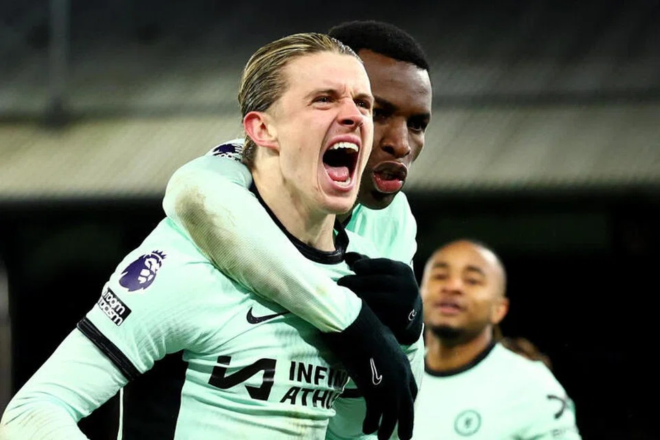 Conor Gallagher (kiri) meraikan gol pertamanya bersama rakan sepasukan Nicolas Jackson dalam kemenangan 3-1 Chelsea di Crystal Palace pada 12 Februari.  