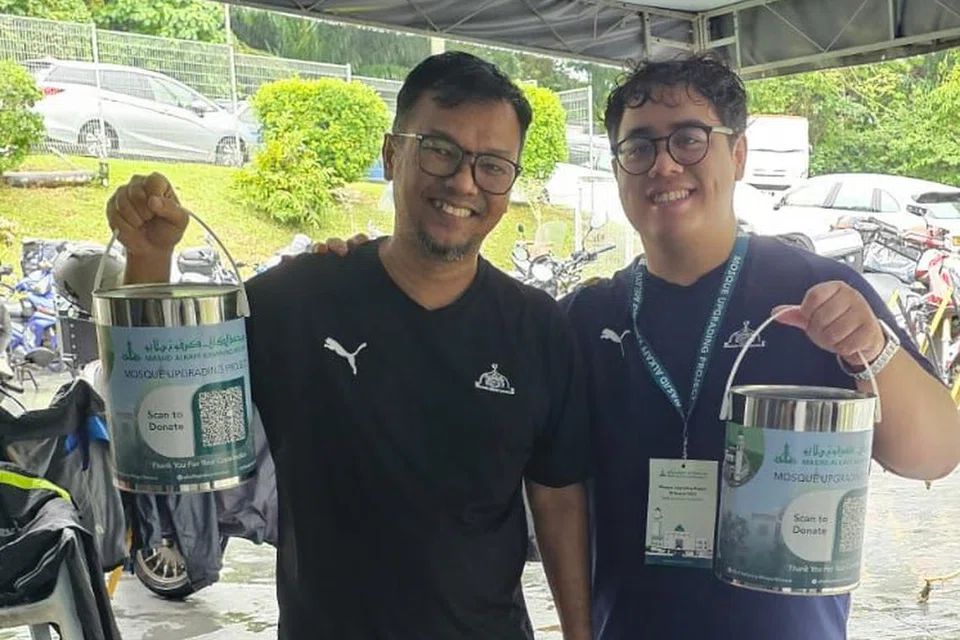 TABUR BAKTI: Dua sukarelawan daripada Masjid Omar di Jalan Mashhor dekat Mount Pleasant Road yang turut meluangkan masa untuk mengumpul derma bagi Masjid Alkaff Kampung Melayu.