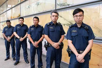 SELAMATKAN NYAWA: (Dari kiri) Sarjan Kaliyaperumal Paramasivam, Korporal Hanis Harun, Staf Sarjan Mohammad Jamaludin, Sarjan Jackson Toh dan Korporal Low Zhi Hao merupakan pegawai tambahan Certis Cisco yang telah membantu dua individu terperangkap dalam sebuah kereta Honda yang terbabas di luar bangunan Parlimen pada 14 November lalu. - Foto CERTIS GROUP