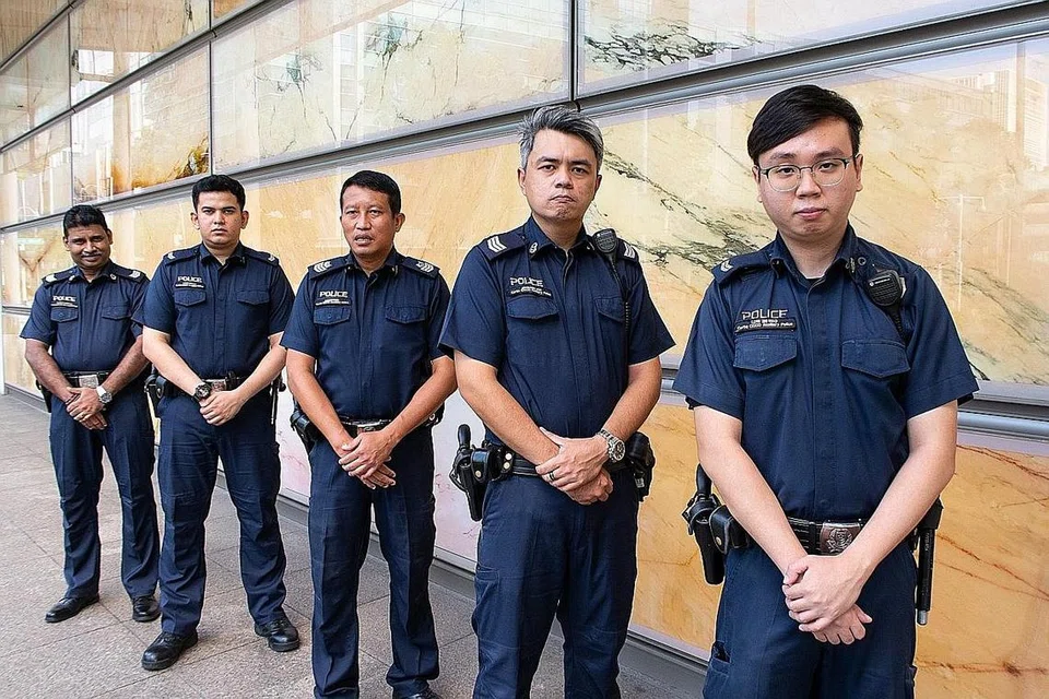 SELAMATKAN NYAWA: (Dari kiri) Sarjan Kaliyaperumal Paramasivam, Korporal Hanis Harun, Staf Sarjan Mohammad Jamaludin, Sarjan Jackson Toh dan Korporal Low Zhi Hao merupakan pegawai tambahan Certis Cisco yang telah membantu dua individu terperangkap dalam sebuah kereta Honda yang terbabas di luar bangunan Parlimen pada 14 November lalu. - Foto CERTIS GROUP
