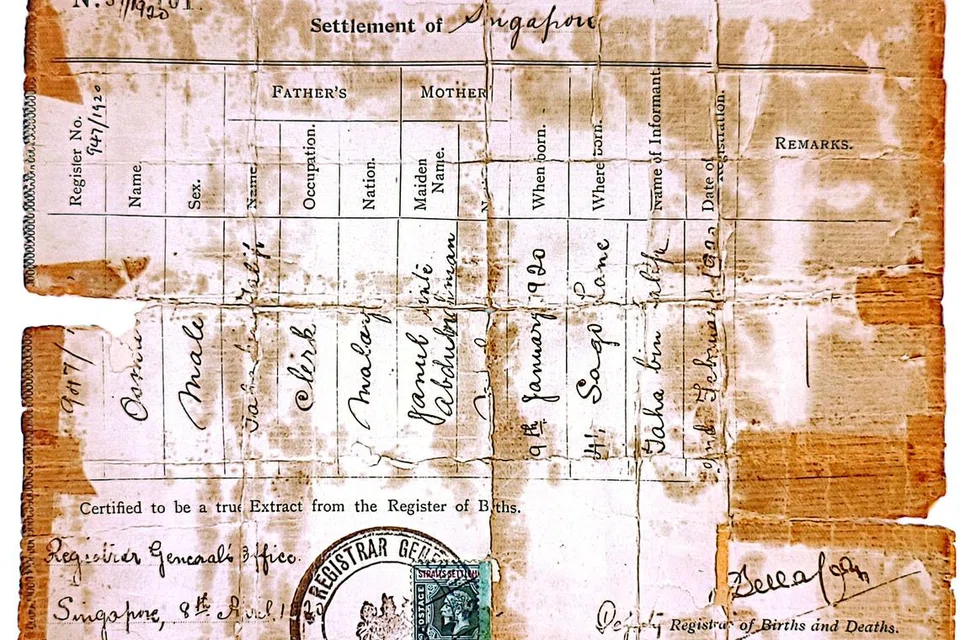 Sijil kelahiran ayah Cik Sariya, Encik Osman Talip yang antara lain memberikan butiran tarikh kelahiran dan alamatnya di 41 Sago Lane. 