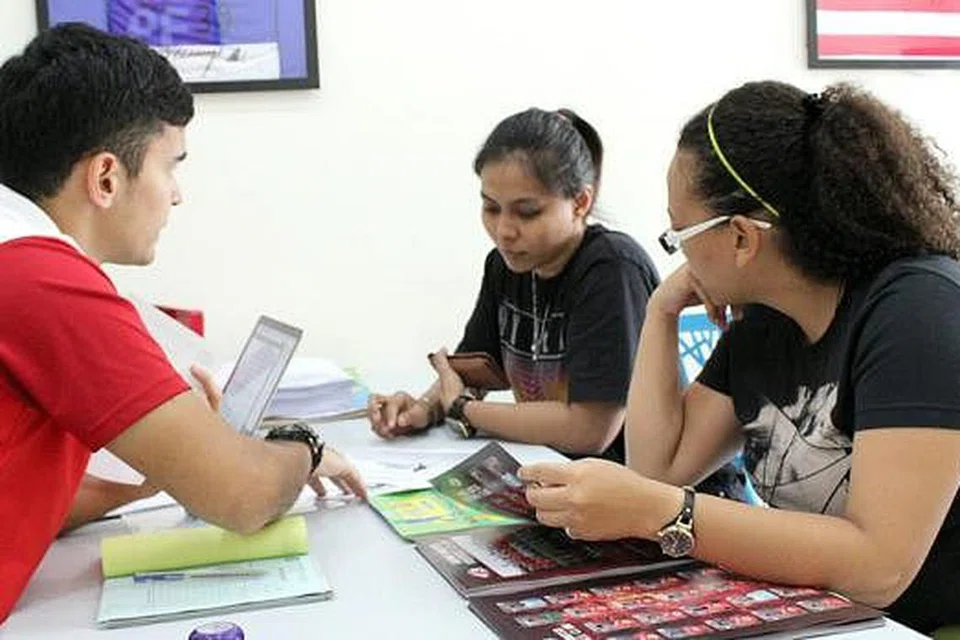 SEKITAR PENDAFTARAN KEJOHANAN FUTSAL NASIONAL HUJUNG MINGGU LALU: YAKIN AKAN KEBOLEHAN PASUKAN: Cik Azlinda Noorzali (dua dari kanan) serta Cik Farhana Yazid Diab (kanan) merupakan di antara anggota pasukan Oh Kayla yang bakal bertanding dalam kategori Wanita bagi acara Kejohanan Futsal Nasional Mei ini. - Foto PUAD IBRAHIM
