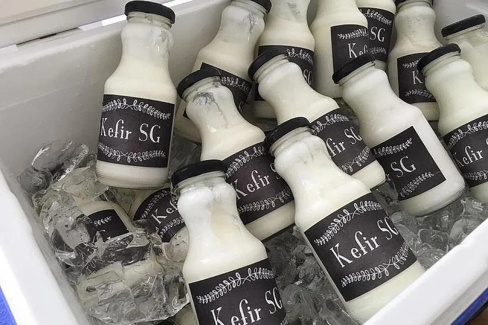 MINUMAN ALTERNATIF: Minuman kefir susu buatan Encik Muhammad Irfan ini dibuat daripada bijian kefir dan susu segar.