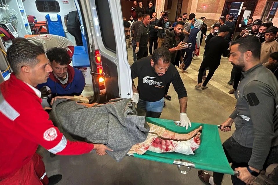 Warga Palestin yang cedera akibat pengeboman udara oleh tentera Israel di Khan Younis dikejarkan ke Hospital Nasser untuk rawatan. Serangan Israel di beberapa kawasan lain di Gaza pada 18 Mac telah membunuh sekurang-kurangnya 200 orang.