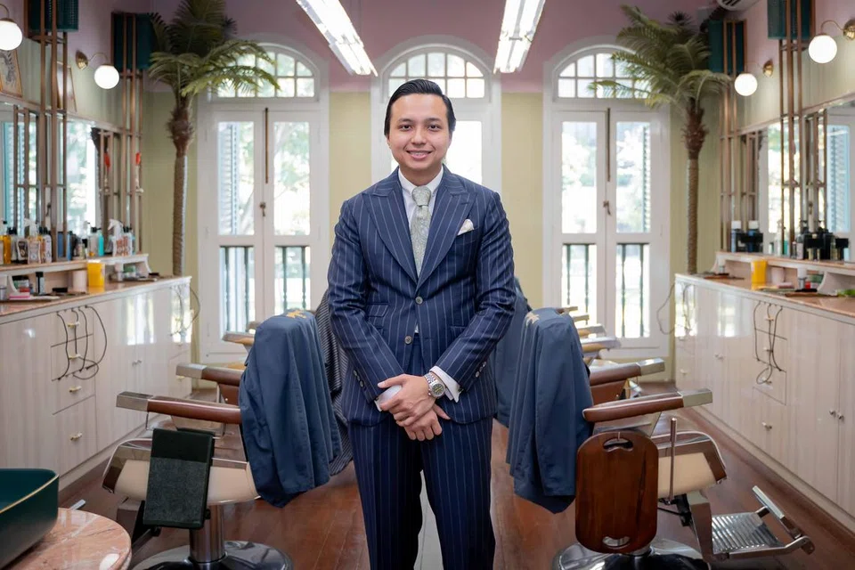 Pengasas dan pemilik DeepCuts, Encik Nor Muhammad Faiz Ismail, telah mengendalikan kedai gunting rambutnya selama 10 tahun. 