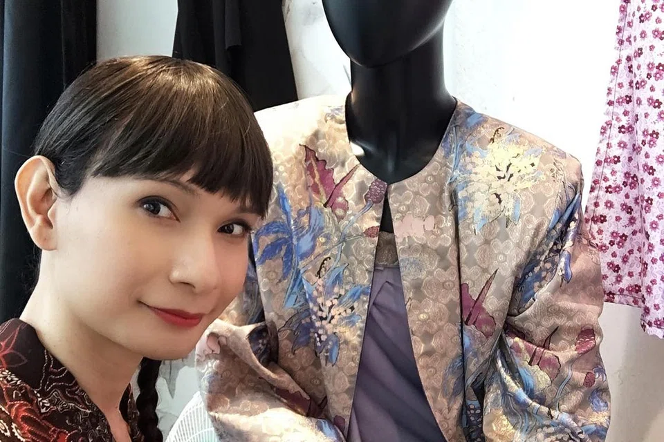 JAGA WARISAN: Pereka fesyen Cik Adelyn Putri sentiasa tertarik dengan kecantikan dalam warna dan tekstil yang mempunyai sejarah yang unik.