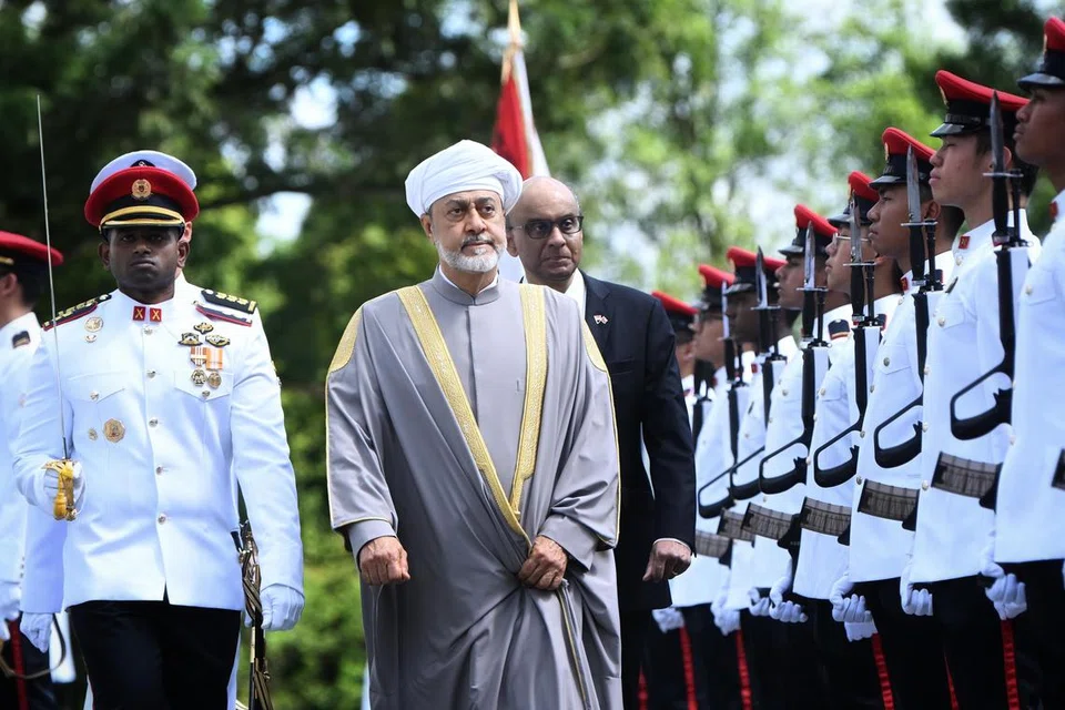 SAMBUTAN ISTIADAT: Sultan Haitham Bin Tarik disambut dengan upacara penuh istiadat di Istana pada 14 Disember. Bersamanya ialah Presiden Tharman Shanmugaratnam.