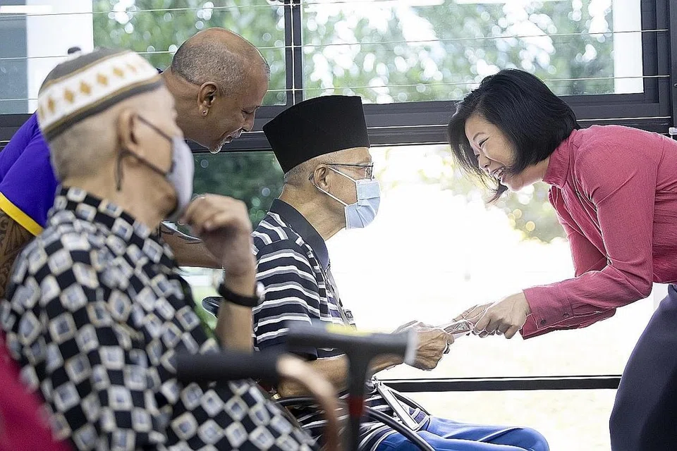 TERIMA SOKONGAN: Menteri Negara Kanan (Pembangunan Negara), Cik Sim Ann (kanan), menghadiri pelancaran kerjasama Pejabat Perkhidmatan Perbandaran (MSO) dan Dementia Singapura di Pusat New Horizon Dementia Singapore di Bukit Batok pada Isnin. - Foto DEMENTIA SINGAPORE