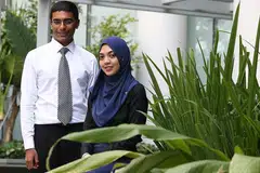 BINTANG A*STAR: Encik Muzammil Arif Din Abdul Jabbar dan Cik Nazihah Husna Abdul Aziz merupakan antara 112 penerima biasiswa A*Star tahun ini. Kededuanya dijangka melanjutkan pengajian hingga ke peringkat PhD di bawah biasiswa tersebut. - Foto BH oleh BENJAMIN SEETOR