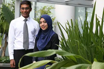 BINTANG A*STAR: Encik Muzammil Arif Din Abdul Jabbar dan Cik Nazihah Husna Abdul Aziz merupakan antara 112 penerima biasiswa A*Star tahun ini. Kededuanya dijangka melanjutkan pengajian hingga ke peringkat PhD di bawah biasiswa tersebut. - Foto BH oleh BENJAMIN SEETOR