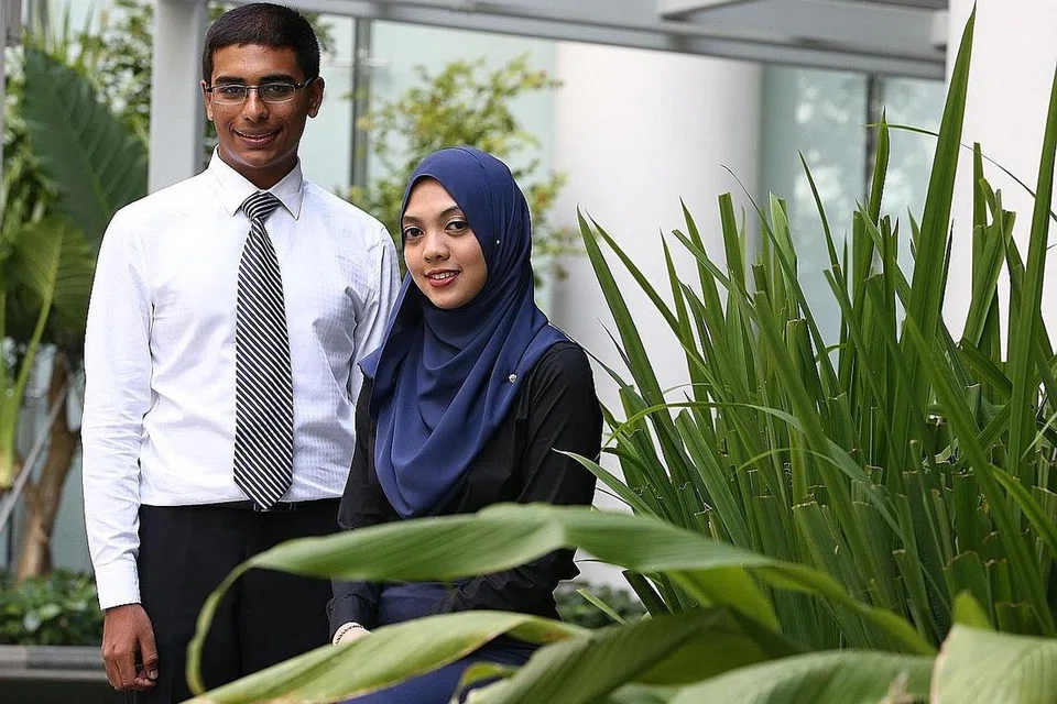 BINTANG A*STAR: Encik Muzammil Arif Din Abdul Jabbar dan Cik Nazihah Husna Abdul Aziz merupakan antara 112 penerima biasiswa A*Star tahun ini. Kededuanya dijangka melanjutkan pengajian hingga ke peringkat PhD di bawah biasiswa tersebut. - Foto BH oleh BENJAMIN SEETOR